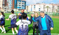 Okulda müdür sahada başkan