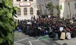 Liseliler Öğretmenleri İçin Dersleri Boykot Ediyorlar